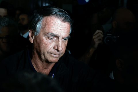 Anistia a Bolsonaro é Improvável e Serve Mais Para Mantê-lo em Evidência