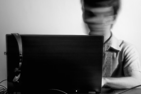 O Peso Invisível do Preconceito nas Redes Sociais
