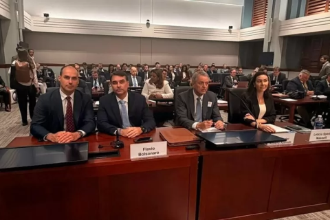 Fala Relâmpago de Flávio Bolsonaro mira STF, a Democracia e a Falta de Memória dos Brasileiros