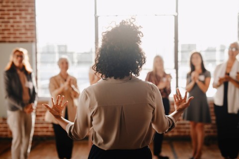 O Mito do Empoderamento Individual: Por Que o Termo Precisa Voltar Às Suas Raízes Coletivas?