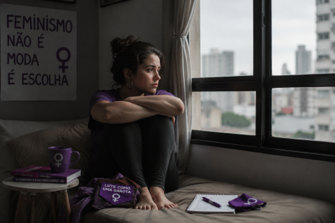 O Feminismo E As Armadilhas da Identidade: Como O Mercado Fragmentou Nossas Lutas